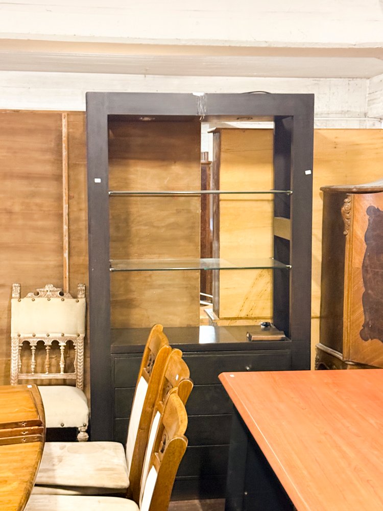 Estantería Moderna Oscura con Estantes de Vidrio