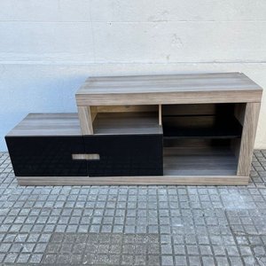 Lote siguiente: Rack de MDF Gris con Puerta Negra y Ruedas
