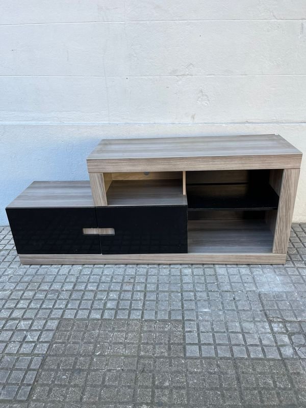 Rack de MDF Gris con Puerta Negra y Ruedas
