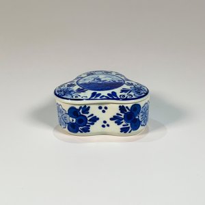 Pastillero Holandés de Cerámica Triangular Azul y Blanco con Molino - imagen 1