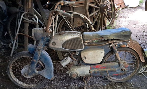 Moto Suzuki 50 MC Antigua de los Años 60 para Restaurar