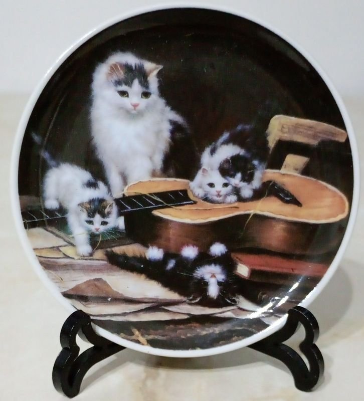 Platillo Decorativo Porcelana "Cats Life" Gatos y Gatitos con Guitarra