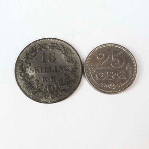 Dos Monedas de Plata de Dinamarca: 16 Skilling de 1857 y 25 Ore de 1920 - imagen 2