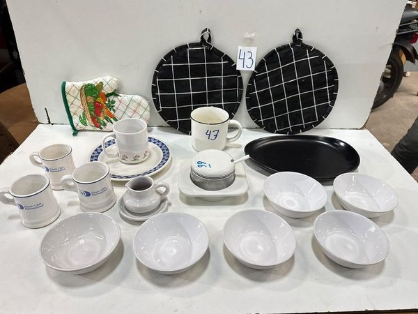 Set de Vajilla Blanca con Tazas, Platillos, Azucarero y Bandeja - imagen 1