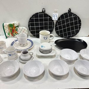 Lote siguiente: Set de Vajilla Blanca con Tazas, Platillos, Azucarero y Bandeja