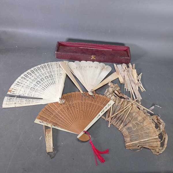 Lote de 5 Abanicos Antiguos de Seda, Nácar y Madera con Estuche - imagen 1