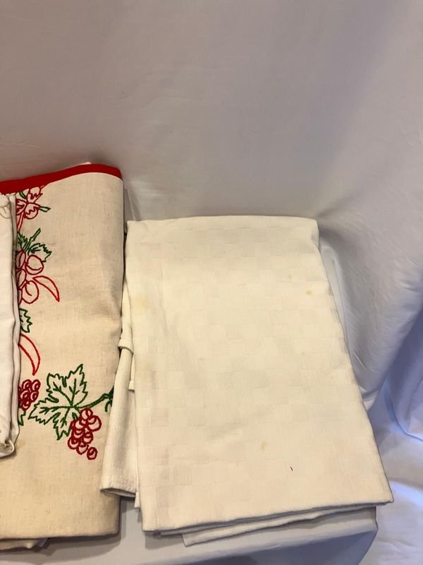 Lote de Manteles Bordados y Estampados