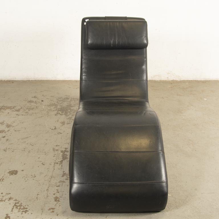 Diván de Diseño Tapizado en Cuero Negro con Almohadón Cabezal