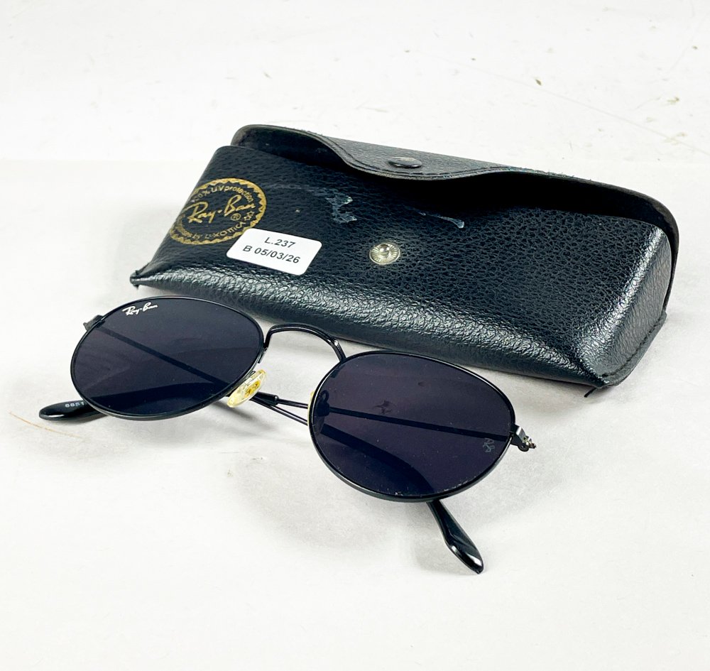 Lote siguiente: Par de lentes de sol con estuche