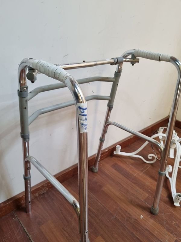 Colección de objetos antiguos y muebles - imagen 8