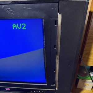 Televisor Antiguo CRT con Barras Laterales de Audio - imagen 2