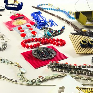 Lote de Bijouterie: Collares, Pulseras, Caravanas y Prendedores - imagen 4
