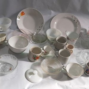 Lote siguiente: Conjunto de Tazas y Platillos de Porcelana y Vidrio