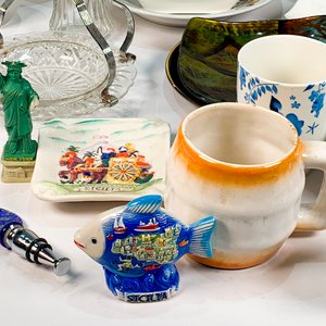 Lote Variado: Centro de Mesa, Tazas, Cofre Decorativo y Más - imagen 3