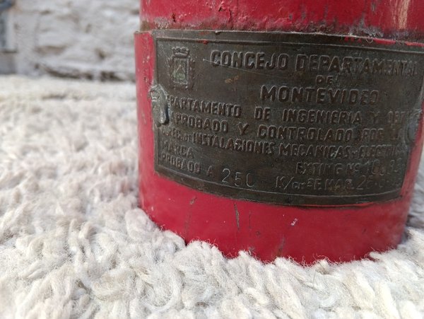 Dos extintores de incendios grandes con puntas en bronce - imagen 7