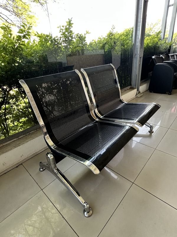 Silla de Tandem de Dos Asientos con Diseño Metálico - imagen 2