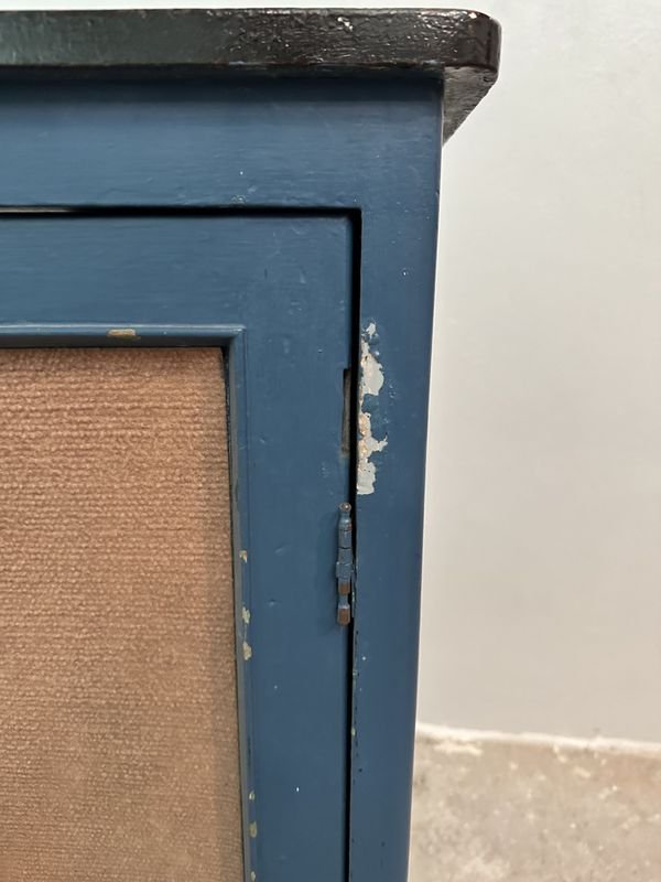 Gabinete de madera antiguo con diseño clásico - imagen 4