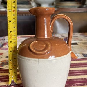 Lote de Artículos de Porcelana: Jarra, Taza, Florero, Candelero y Platos - imagen 17