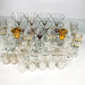 Lote Variado de Cristalería: Copas y Vasos de Distintos Diseños y Tamaños - imagen 2