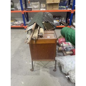 Máquina de Tejer Antigua con Accesorios y Mesa de Trabajo - imagen 2