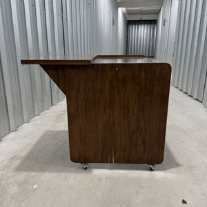 Escritorio de Madera Oscura con Extensión Lateral y Ruedas - imagen 5