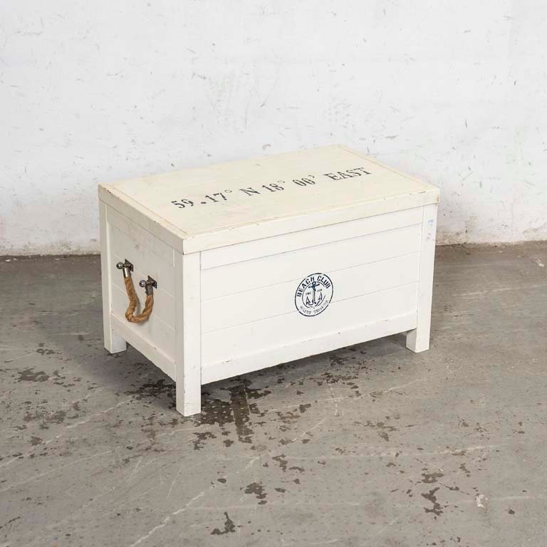 Lote siguiente: Baúl de madera pintado con detalles y manijas de metal