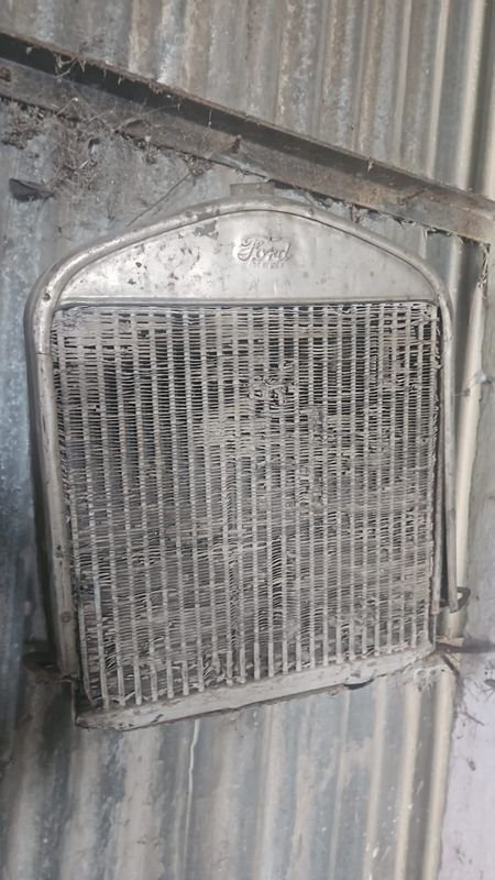Radiador y parrilla Ford antiguo