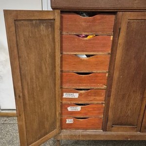 Antiguo Armario Rústico de Roble con 4 Puertas y Estantes Interiores - imagen 3