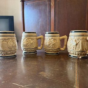 Lote siguiente: Juego de 4 Jarritas de Cerámica con Relieve y Borde Oscuro