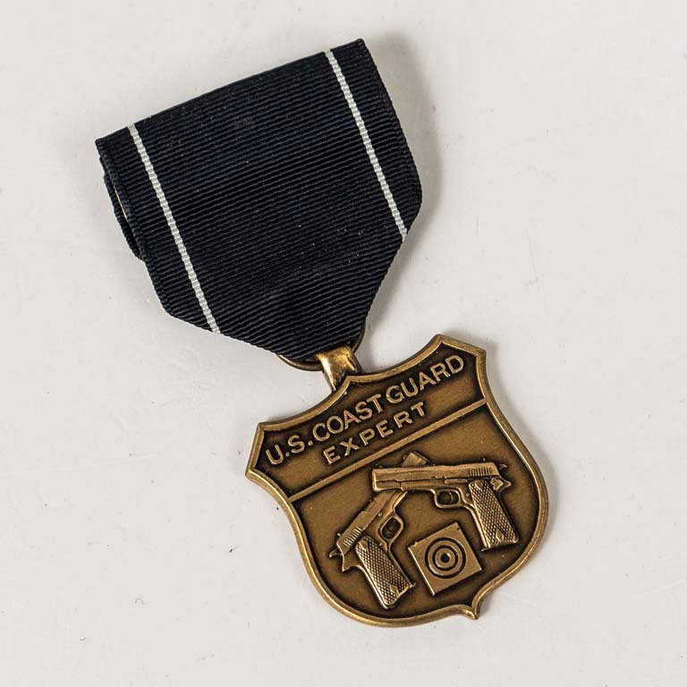 Lote siguiente: Condecoración de bronce con cinta de la Guardia Costera de los Estados Unidos