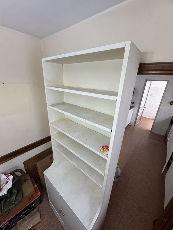 Biblioteca en madera pintada de blanco - imagen 5