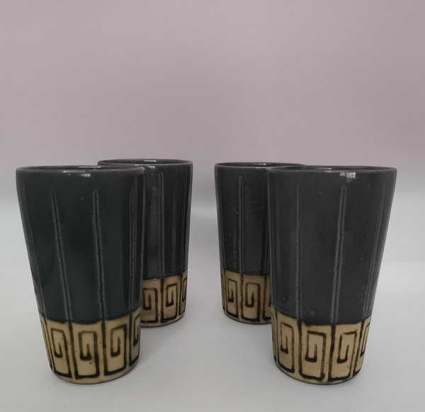 Vasos en cerámica artesanal con textura rústica y esmalte vidriado verde - imagen 1