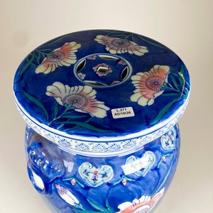 Asiento de Loza Oriental con Flores y Motivos Azules - imagen 3
