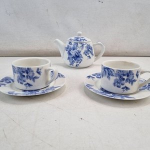 Set Infantil de Té Cerámica Azul y Blanco Flores - Tetera, 2 Tazas y 2 Platitos - imagen 1