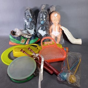 Lote de Juguetes: Muñecas, Zapatilla Deportiva, Pandereta y Accesorios - imagen 7