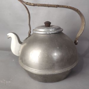 Tetera o Hervidor Vintage de Metal con Asa de Madera - imagen 1