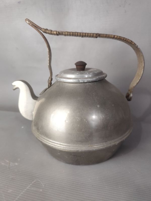 Tetera o Hervidor Vintage de Metal con Asa de Madera