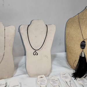 Lote de 50 Piezas de Joyería Nueva en Acero Quirúrgico: Collares, Aretes y Pulseras - imagen 6