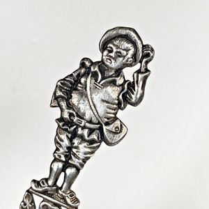 Cuchara Yerbera Antigua Metal Plateado con Personaje Detallado - imagen 2
