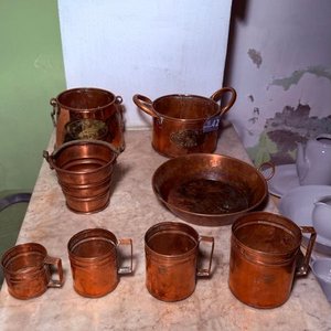 Lote de 8 Artículos de Cobre: Ollitas, Paellera y Medidores - imagen 1