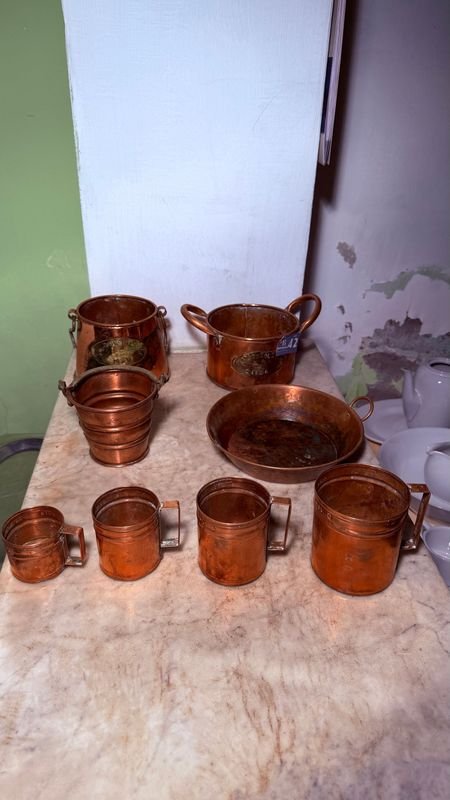Lote de 8 Artículos de Cobre: Ollitas, Paellera y Medidores