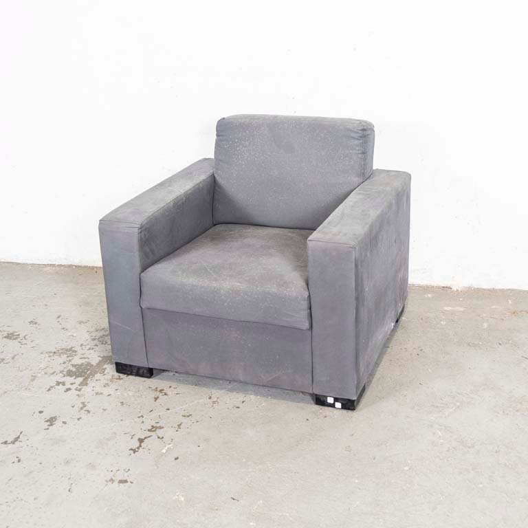 Lote anterior: Sillón tapizado en tela con manchas y humedad