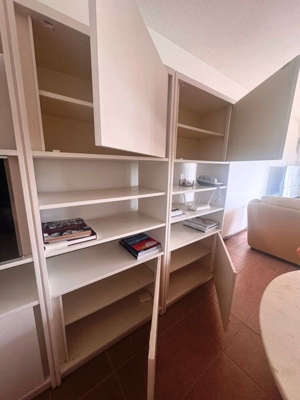 Aparador de diseño moderno con estanterías y puerta de vidrio - imagen 3