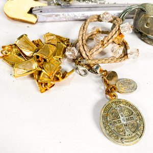 Conjunto de Pulseras de Fantasía con Dijes y un Navaja - imagen 2