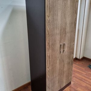 Mueble de Madera con Puertas Dobles y Estantes - imagen 3
