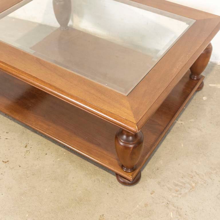 Mesa de living estilo Tudor con tapa de cristal biselado y estante - imagen 2