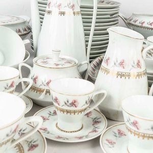 115 Piezas de porcelana brasilera Schmidt. Diseño flores, guarda dorada Medidas: 9.5x6 cm - imagen 2