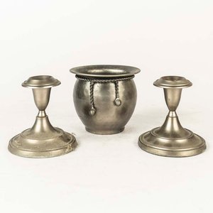 Lote anterior: Set de 3 Piezas de Platina Volf: Candelabros y Florero
