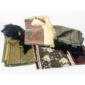 Lote siguiente: Mantel Cuadrado y 3 Camineros Decorativos con Flecos