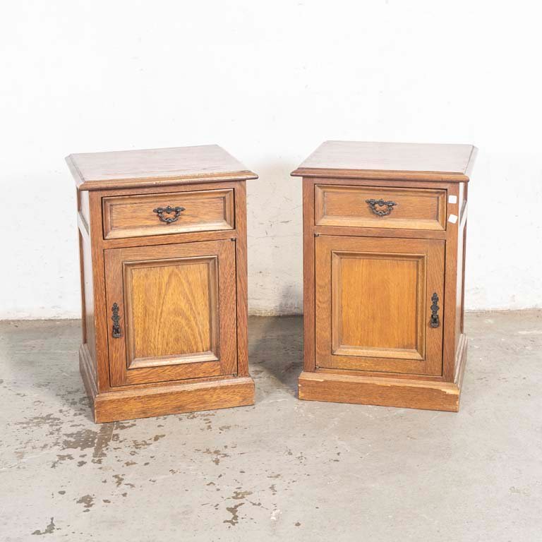 Lote siguiente: Mesas de luz de madera con detalles y características únicas